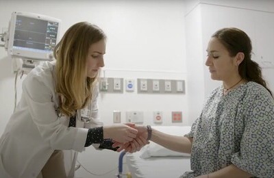 Кодирование Аквилонг в Пересвете Врач держит пациентку за руку